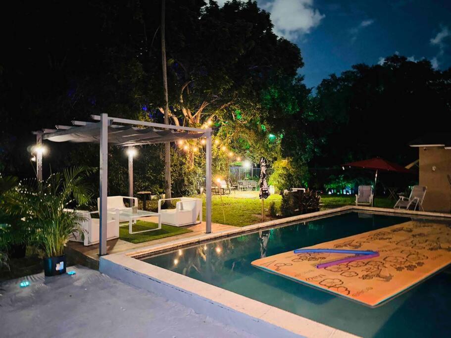 Cheerful Villa With Amazing Pool Golden Glades ภายนอก รูปภาพ